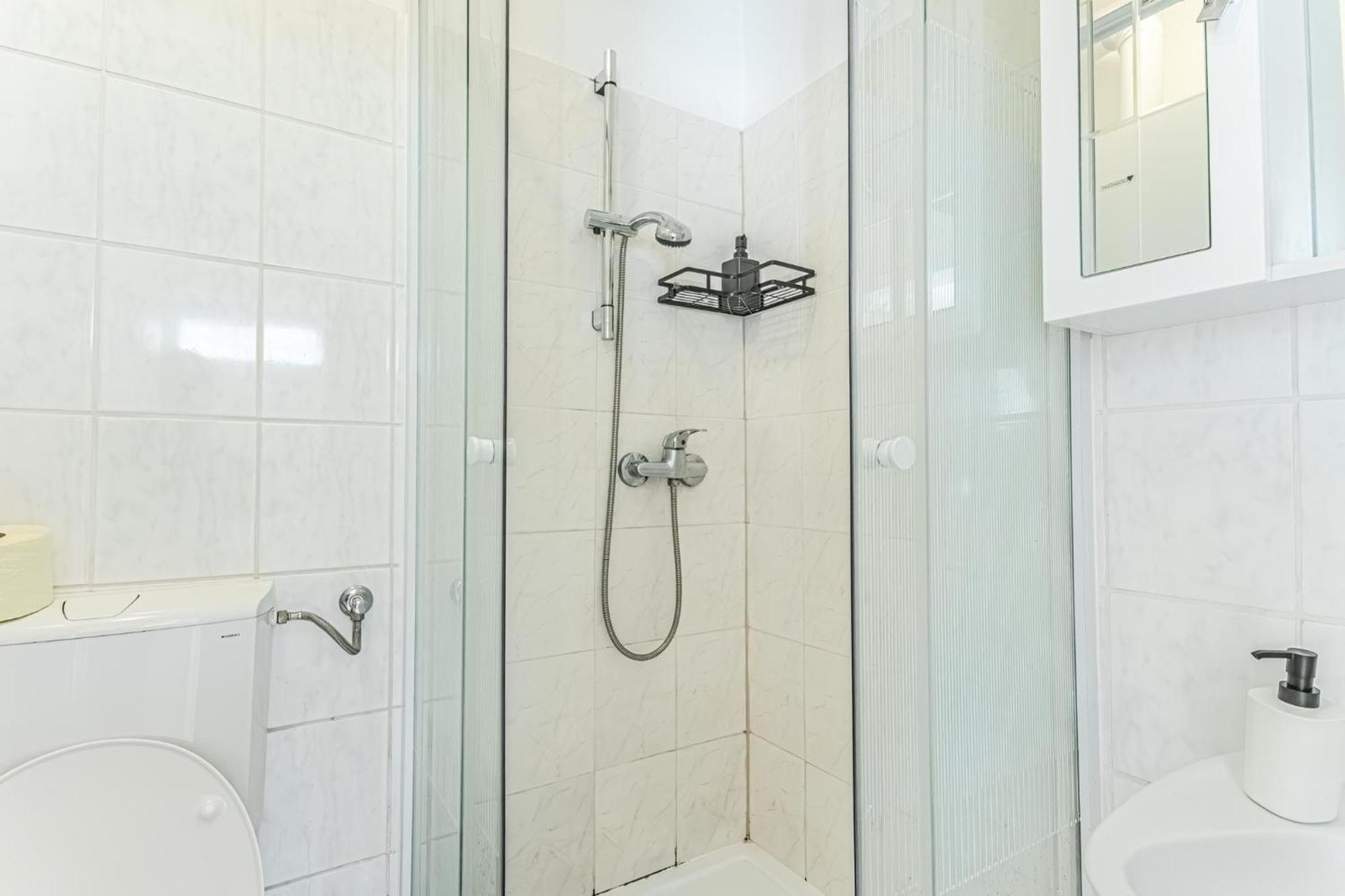 Vibes: 1br Apt, 10 Min To Westbahnhof Apartment Wien